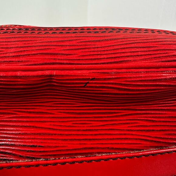 Louis Vuitton Vintage Trocadero 24 Red Epi Leather Crossbody Bag - Picture 10 of 16